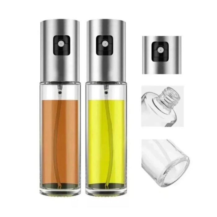 Dois pulverizadores de vidro com tampa inox, um com líquido amarelo e outro marrom, utensílio para cozinha.