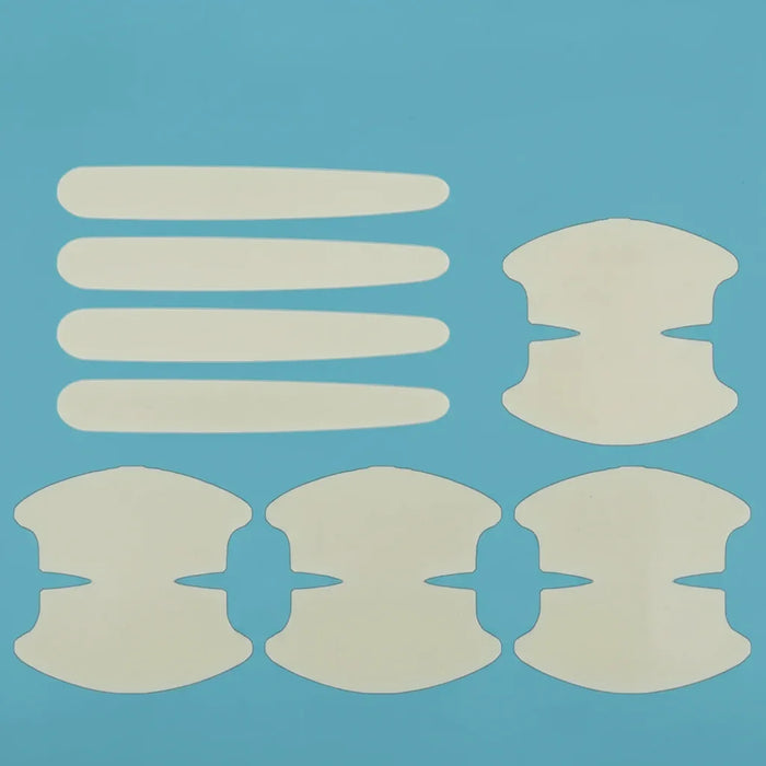 Adesivos modeladores de seios e fitas em tiras bege sobre fundo azul, acessório feminino.