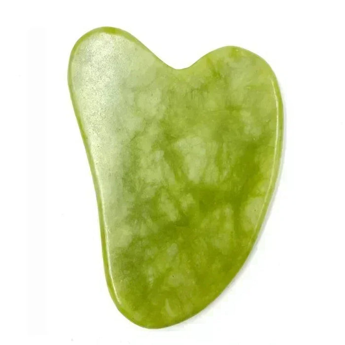 Pedra gua sha de jade verde polida para massagem facial e cuidados com a pele.