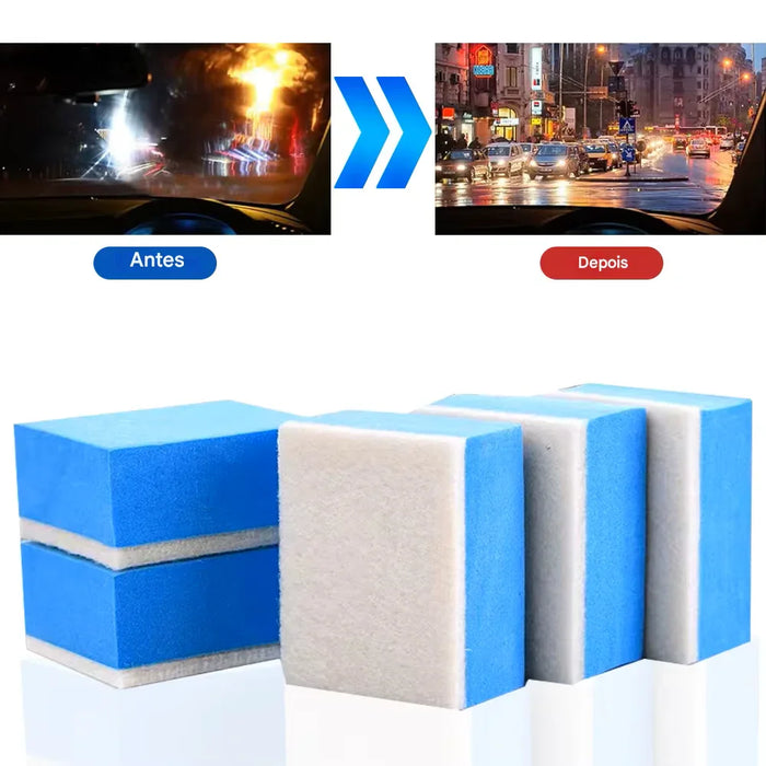 Esponja de limpeza automotiva azul, antes e depois na remoção de manchas do para-brisa do carro.