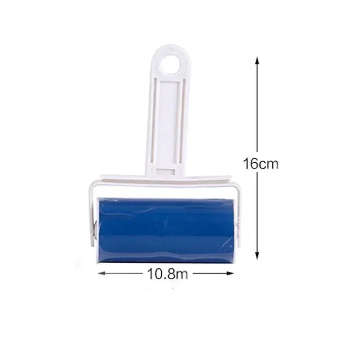 Rolo removedor de pelos azul com cabo branco, medidas 16cm x 10,8cm, fundo branco