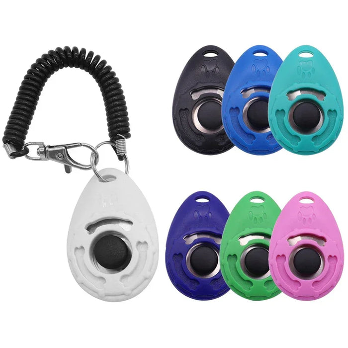 Clickers de adestramento para cães em várias cores, incluindo branco, preto, azul, verde, rosa e azul claro, com cordão preto para chaveiro.