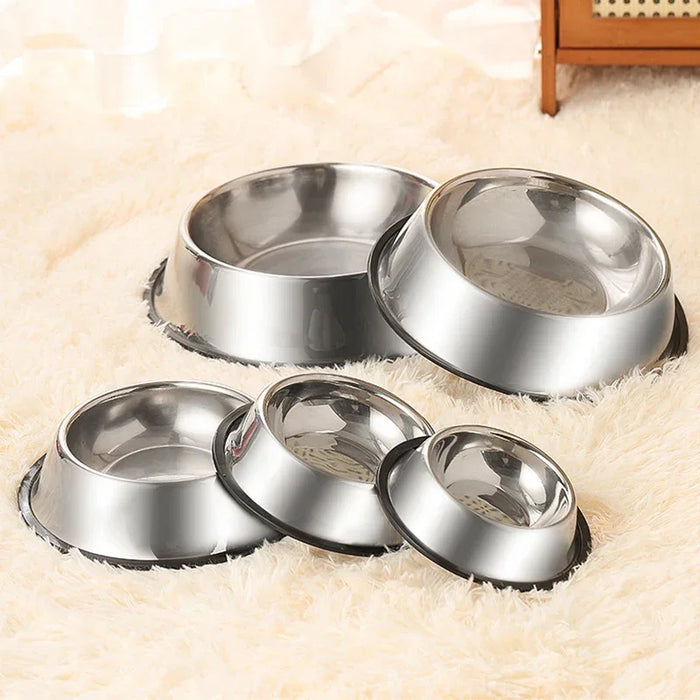 Conjunto de potes de comida para pets em inox sobre tapete felpudo bege