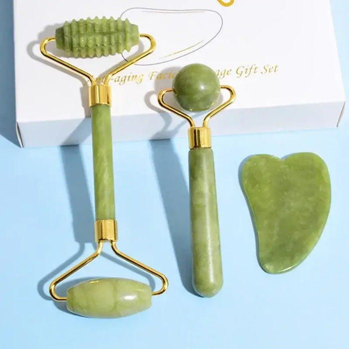 Kit massageador facial jade roller e gua sha verde com detalhes dourados em fundo azul