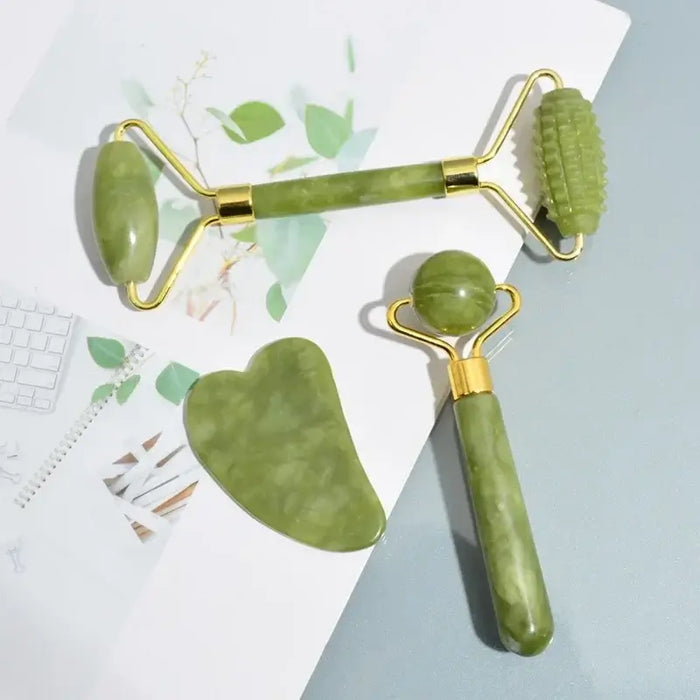 Kit massageador facial jade roller e gua sha em fundo claro, produtos de beleza natural