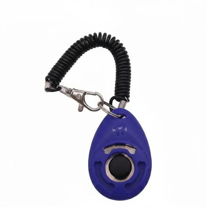Clicker de adestramento azul para cães com cordão espiral preto, fundo branco.