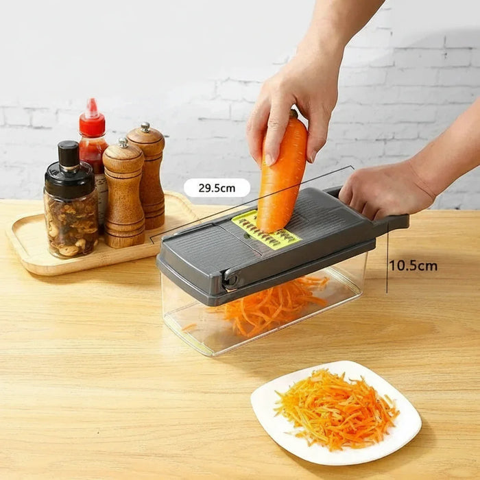 Ralador de legumes manual fatiando cenoura, medida 29,5 x 10,5 cm, em bancada de cozinha