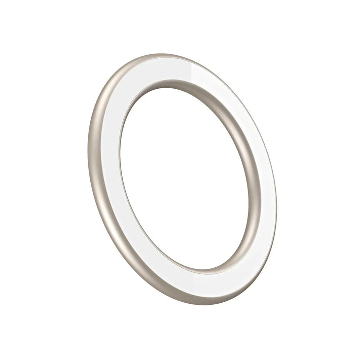 Anel de metal redondo moderno com acabamento prateado em fundo branco, design minimalista.